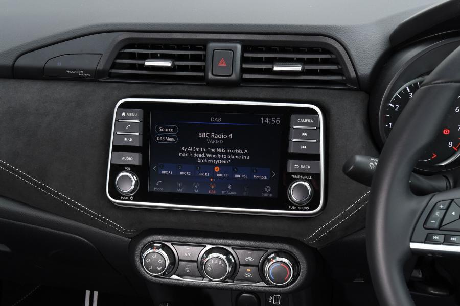 Детали интерьера Nissan Micra N-Sport (K14) 2019 года  (UK) (фото 9 из 19)
